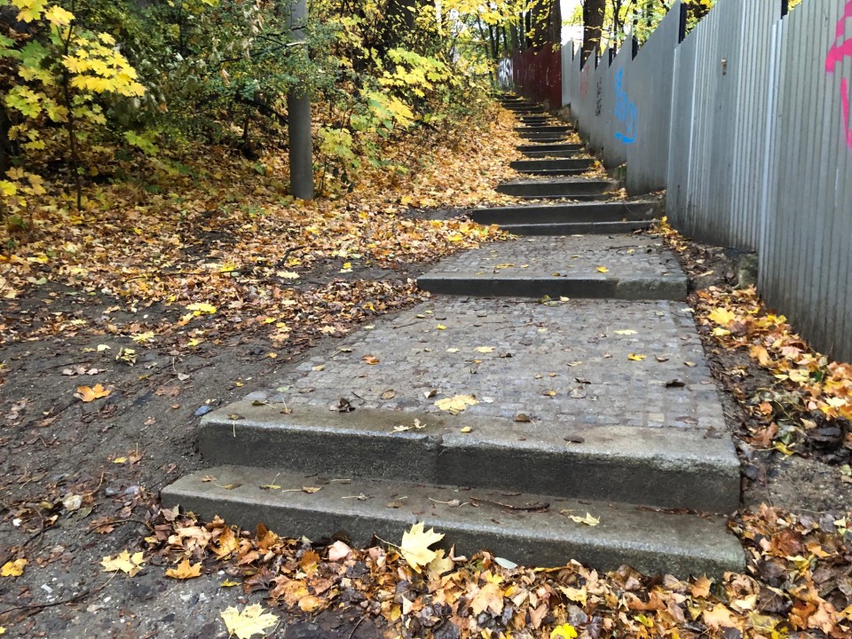 Schodiště za uměleckou školou je dokončeno