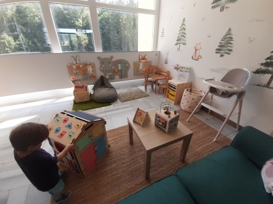 Rodinný koutek na IPOSe se nachází ve 4. patře.