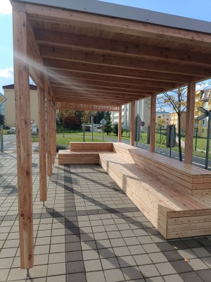 Součástí je lavice ve tvaru písmene L.