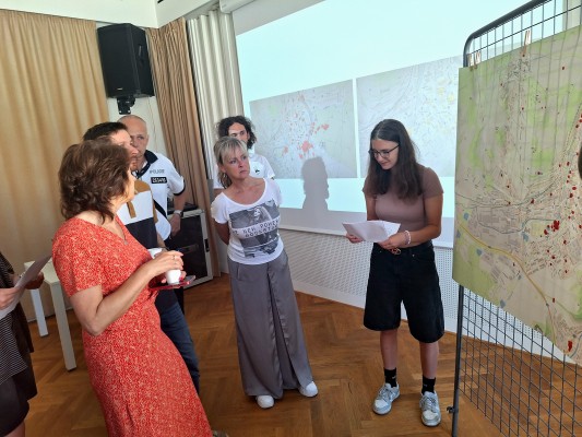 Na druhém stupni žáci zaznamenávali místa do map. na chodbě