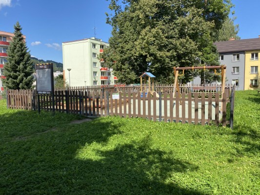Dětské hřiště v ulici Vaškova.