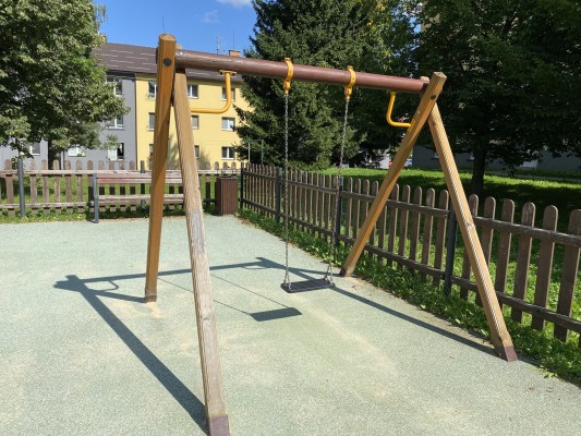 Houpačka na hřišti v ulici Vaškova.