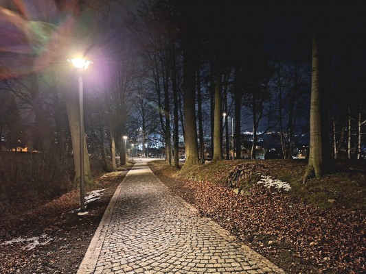 Chodník vede také okolo památníku čarodějnických procesů