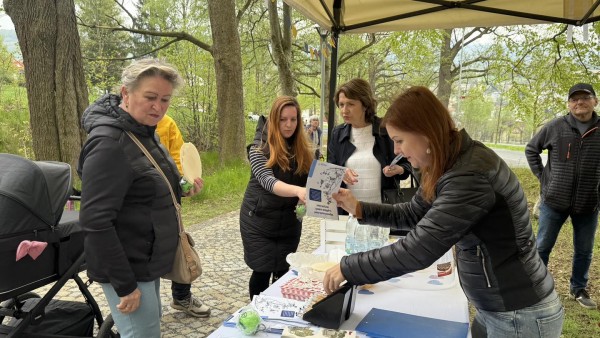 Vydali jsme se na první oficiální procházku po novém chodníku do lázní