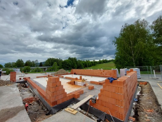 Stavba zbrojnice v areálu zóny Za Podjezdem