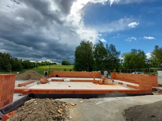 Stavba zbrojnice v areálu zóny Za Podjezdem