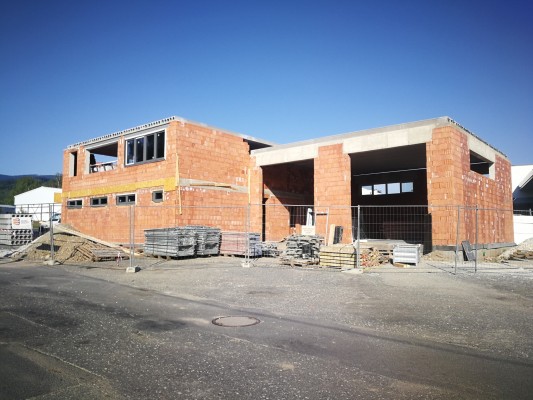 Stavba zbrojnice v areálu zóny Za Podjezdem