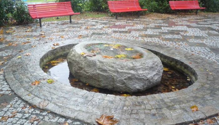 Fontána a lavičky - okrášlení a oživení parku na náměstí Svobody