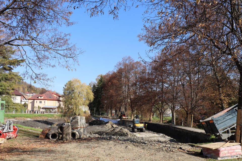 Aktuálně se pracuje na železobetonové stěně hráze podél řeky.